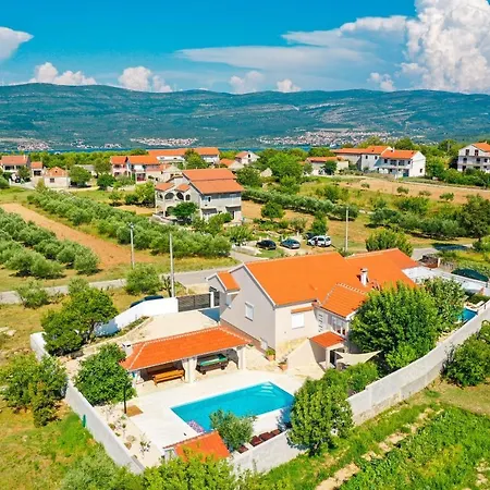 Luka Villa